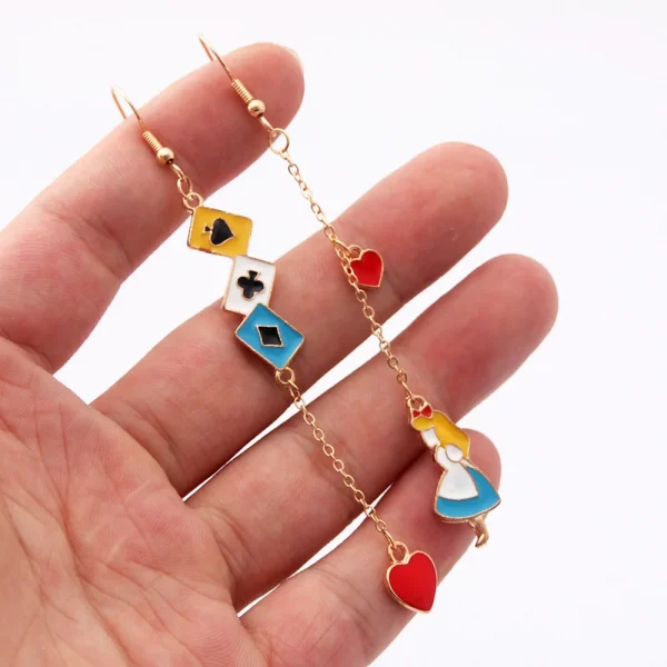 اقراط مستوحاة من أليس في بلاد العجائب