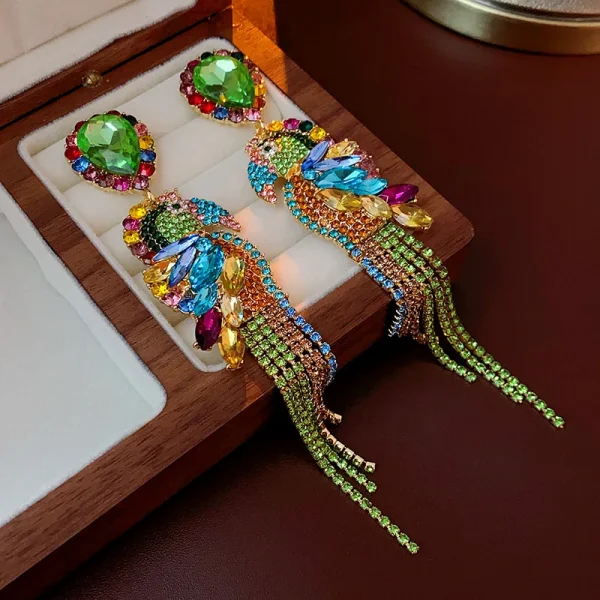 اقراط كريستالية ملونة على شكل ببغاء