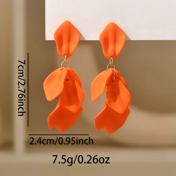 أقراط بتصميم فخم خفيف بلمسة مطفية على شكل بتلات