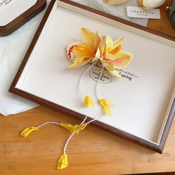 مشبك على شكل وردة كبيرة