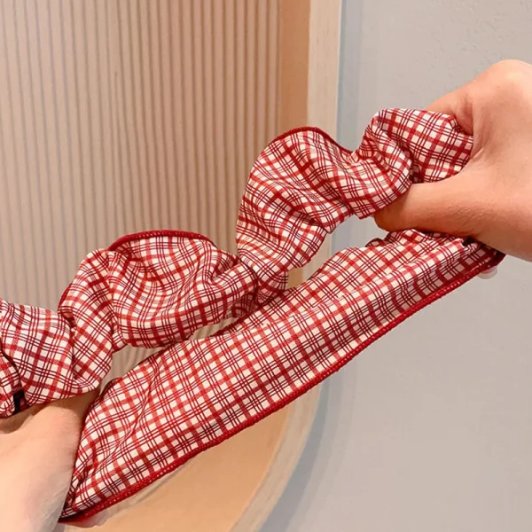 رباط شعر بطبعة قلب ونقاط ونقشة مربعات 