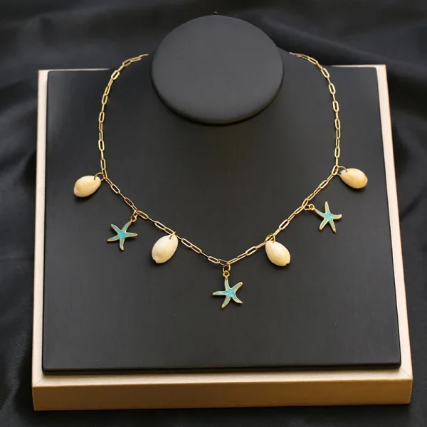 عقد ذهبي أنيق بأحجار بيضاء مزخرفة باللون الازرق البحري