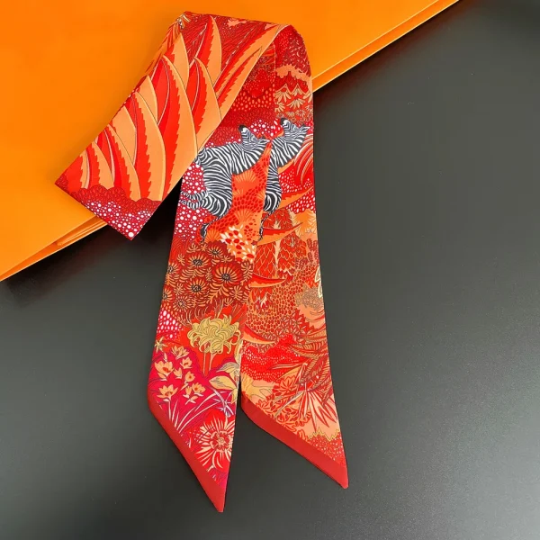 وشاح بتصميم “حديقة الحصان السرية” مصنوع من حرير التويل الفاخر  .