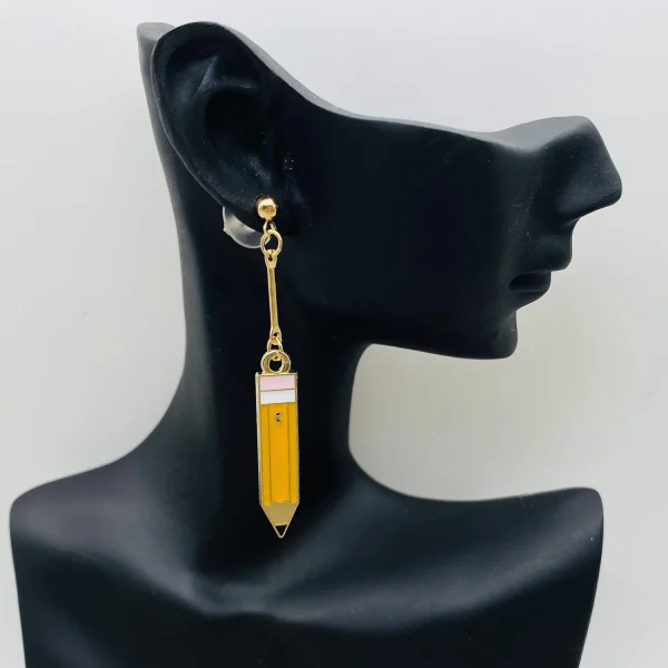 أقراط على شكل قلم وكتب