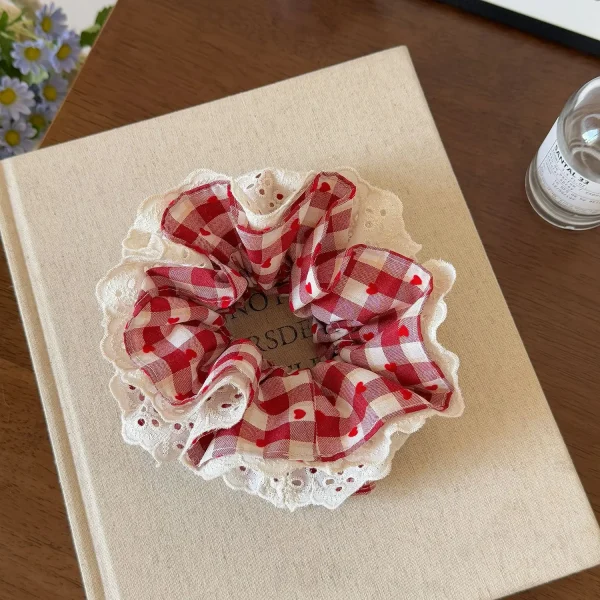 رباط شعر مطبوع بنقشة مربعات حمراء على شكل قلب