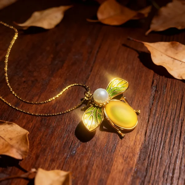 عقد بوهيمي لطيف بقلادة على شكل نحلة