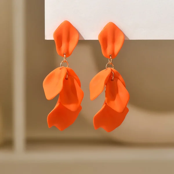 أقراط بتصميم فخم خفيف بلمسة مطفية على شكل بتلات