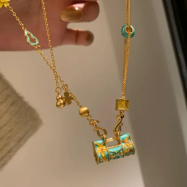 عقد بأسلوب القصور العتيقة مع قلادة حقيبة مزخرفة بالزهور