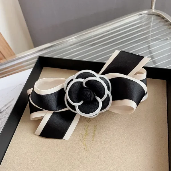 مشبك شعر بتصميم زهرة الكاميليا العتيق