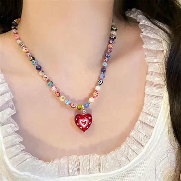 عقد نسائي بخرز زجاجي ملون مع تعليقة على شكل قلب، مزين بحجر بني عتيق