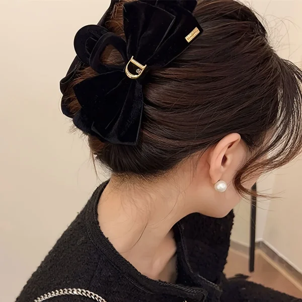 مشابك شعر مخملية على شكل فراشة