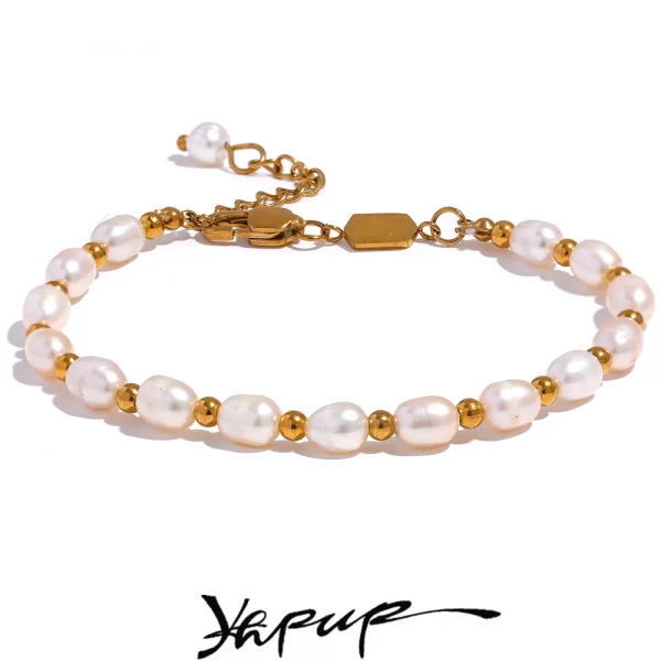 "سوار نسائي يدوي الصنع من يهبپ، مصنوع من لآلئ طبيعية من المياه العذبة، مقاوم للماء، مزين بتعليقات مطلية بتقنية PVD وخرز من ستانلس ستيل