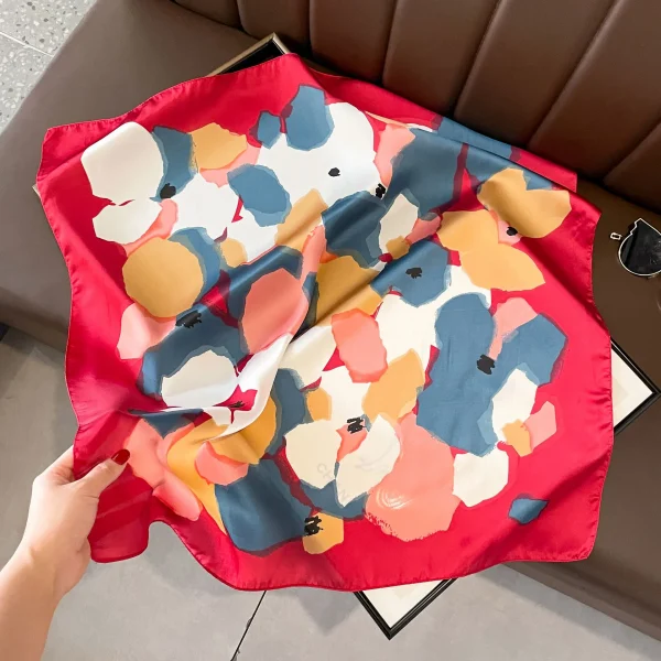 أوشحة حريرية فاخرة، وشاح مربع بطابع هاراجوكو، مزخرف برسومات جرافيتي ملوّنة، يمكن استخدامه كملفحة أو بندانة أو غطاء، ويصلح للتزيين أو كوشاح شال.