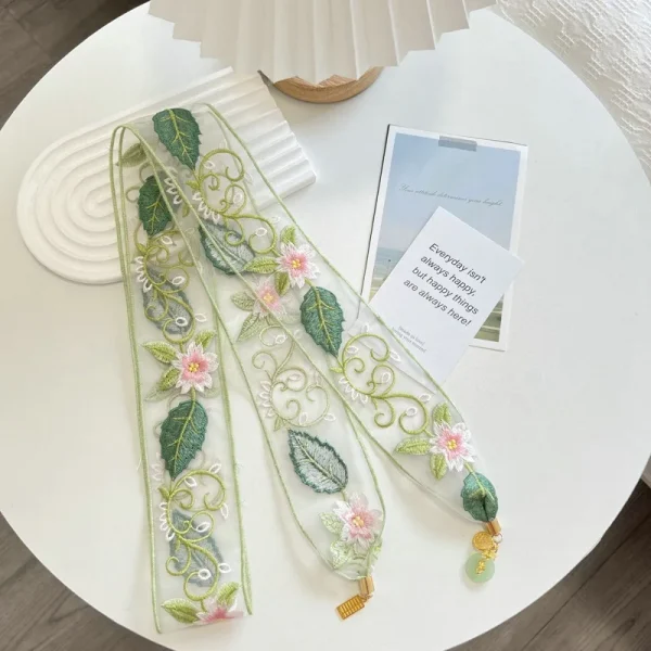 شرائط مطرزة على الحواف تستخدم كربطة انيقة للشنط