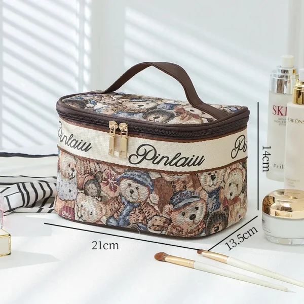 حقيبة مكياج من NoEnName_Null محمولة وعصرية بطبعة دب كرتوني