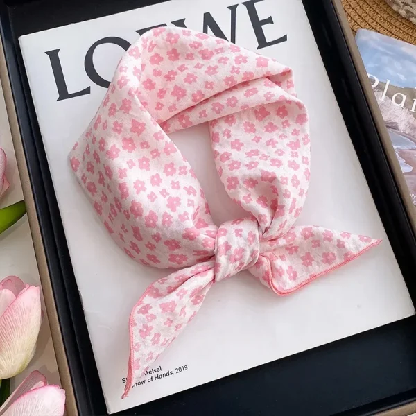 وشاح نسائي صغير مربع بحجم 60 سم، بأسلوب عصري ومنعش باللون الأزرق  مصنوع من  القطن والكتان، بطبعة زهور، للرقبة."