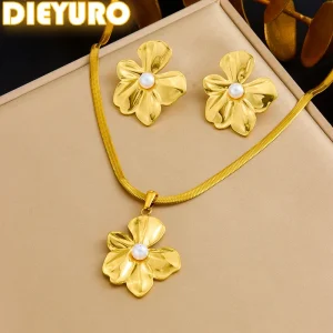 طقم من الستانلس ستيل باللون الذهبي و الفضي مطعم بالؤلؤ