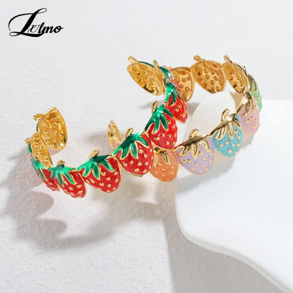 اساور انيقة على شكل كرز وفراولة