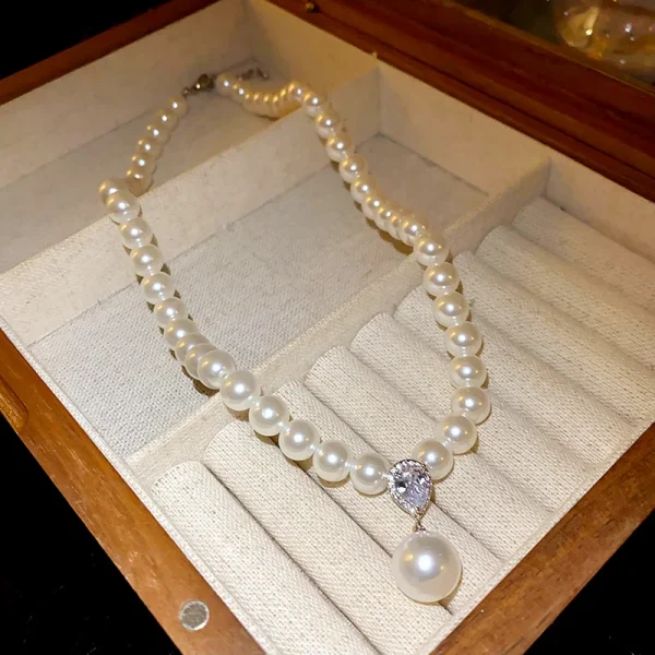 عقد أنيق من الؤلؤ والكريستال الملون