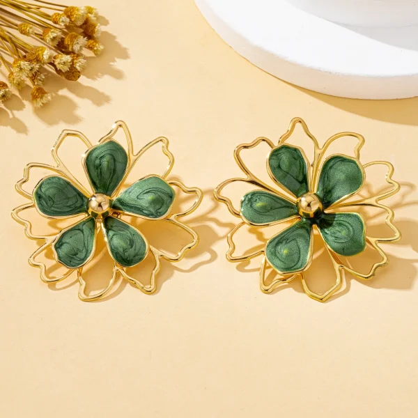 زوج من أقراط النساء بتصميم زهرة ثلاثية الأبعاد